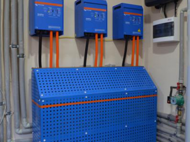  3-х фазна система безперебійного живлення Victron Energy в Бучі.