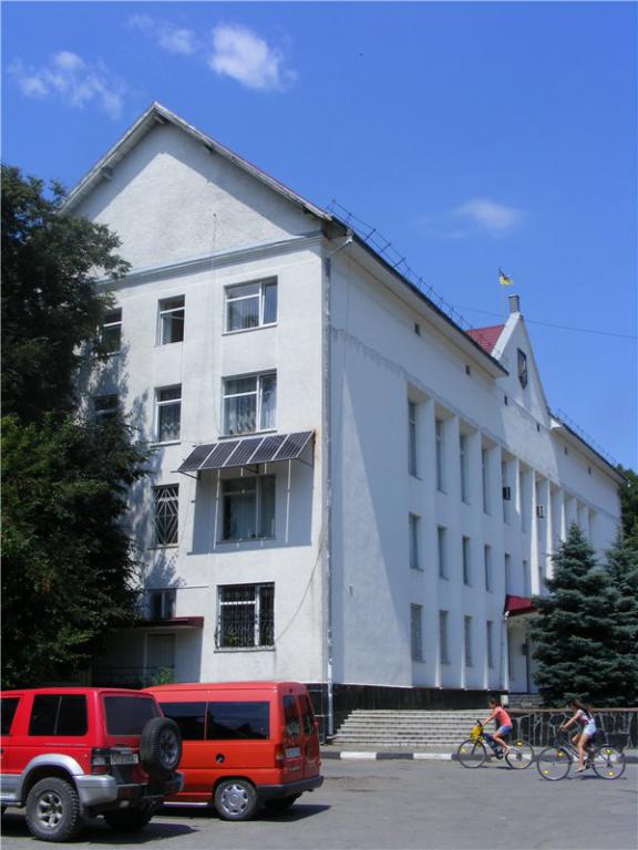 В районной администрации города Тлумач установили солнечные батареи.