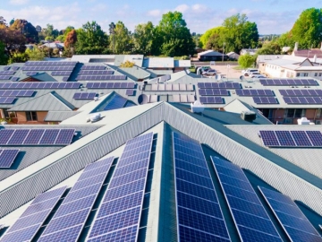 Установка солнечной электростанции высокой мощности в Кембридже.