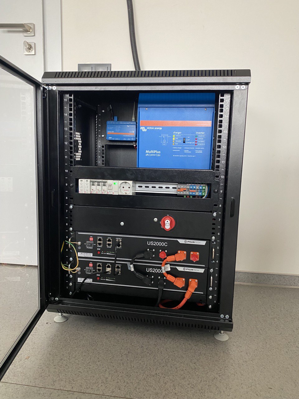 Безперебійне електроживлення офісу Victron Energy